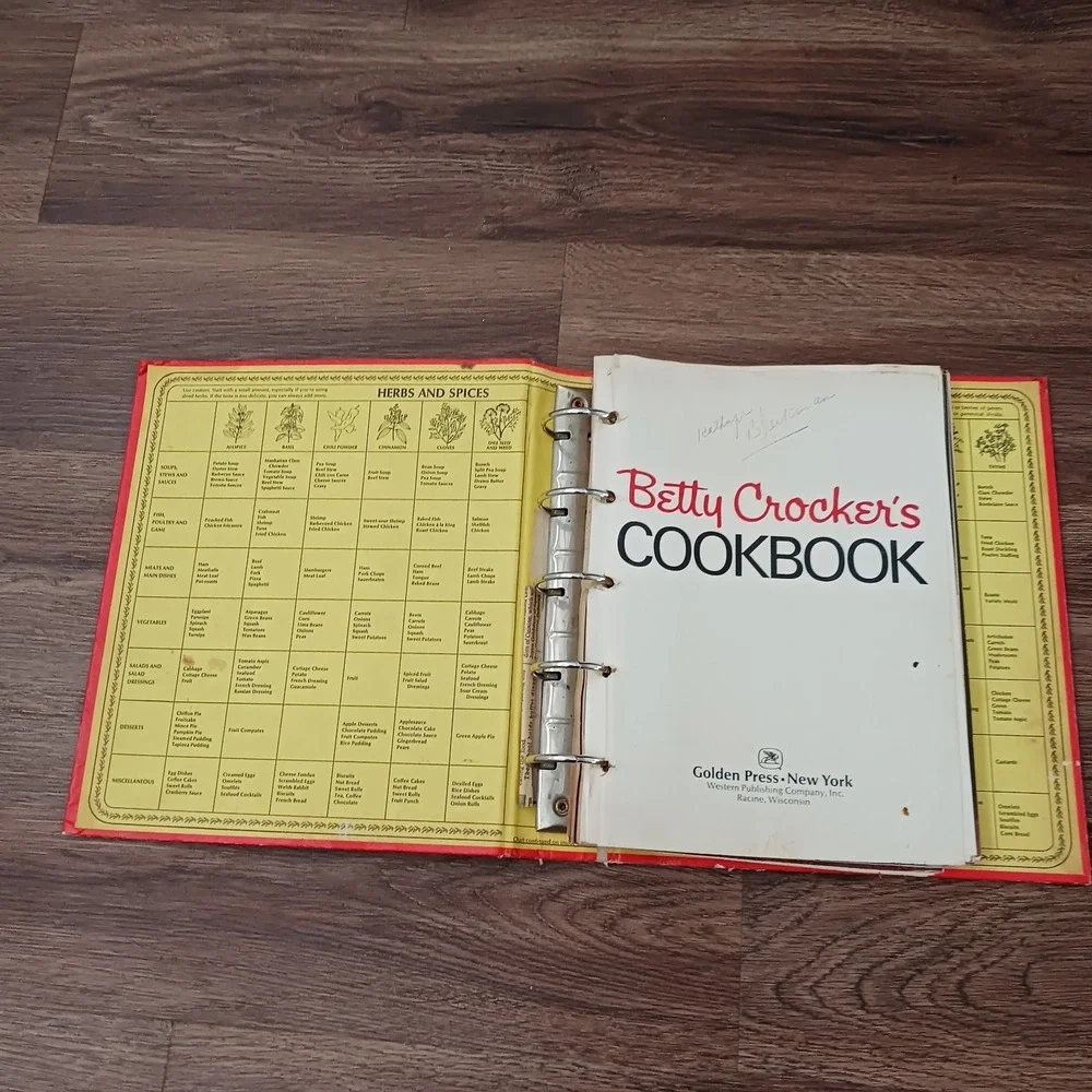 Betty Crocker Cookbook Pie Hardcover 5 Ring Binder 1976 27th Printing Golden